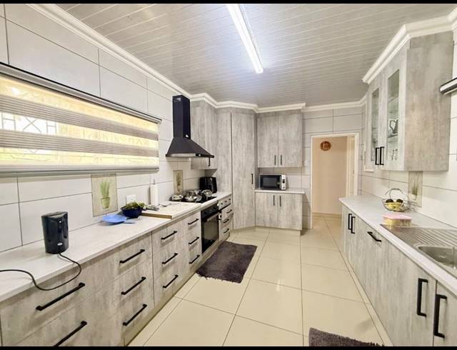 3 BEDROOM HOUSE FOR SALE IN VANDERBIJLPARK SE 6